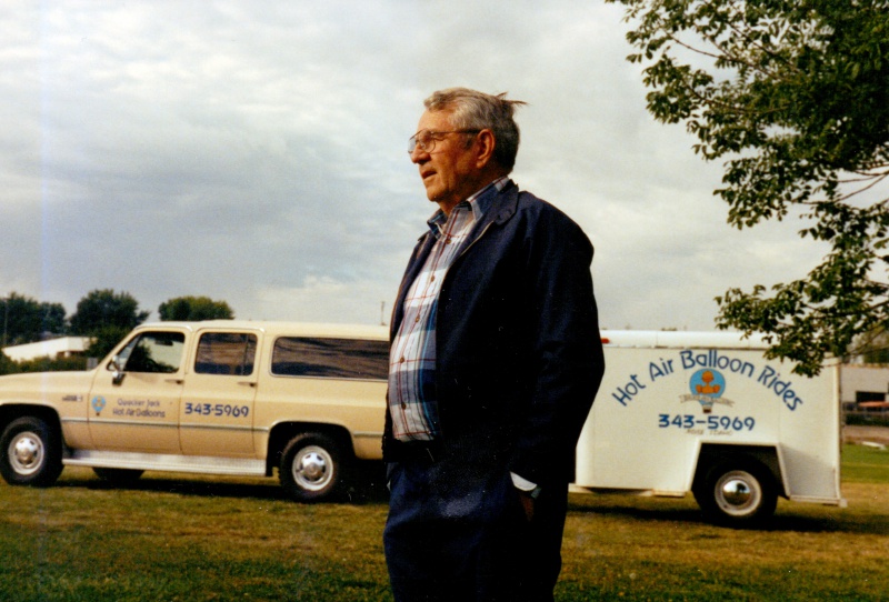 File:Jim Smith preparing for hot air balloon ride.jpg