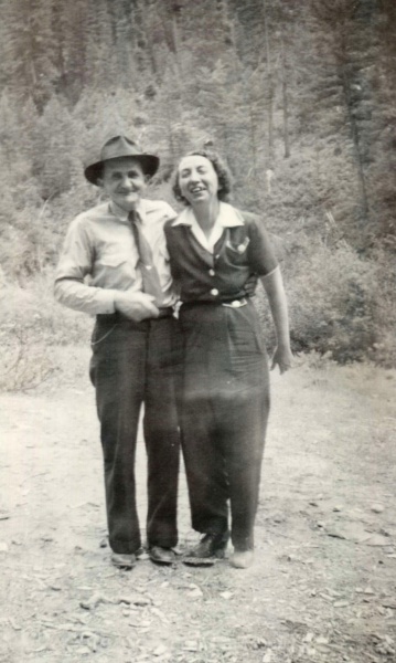 File:Brad and Della Kinney Independence Day 1944.jpg